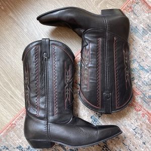 Black cowboy / cowgirl boots